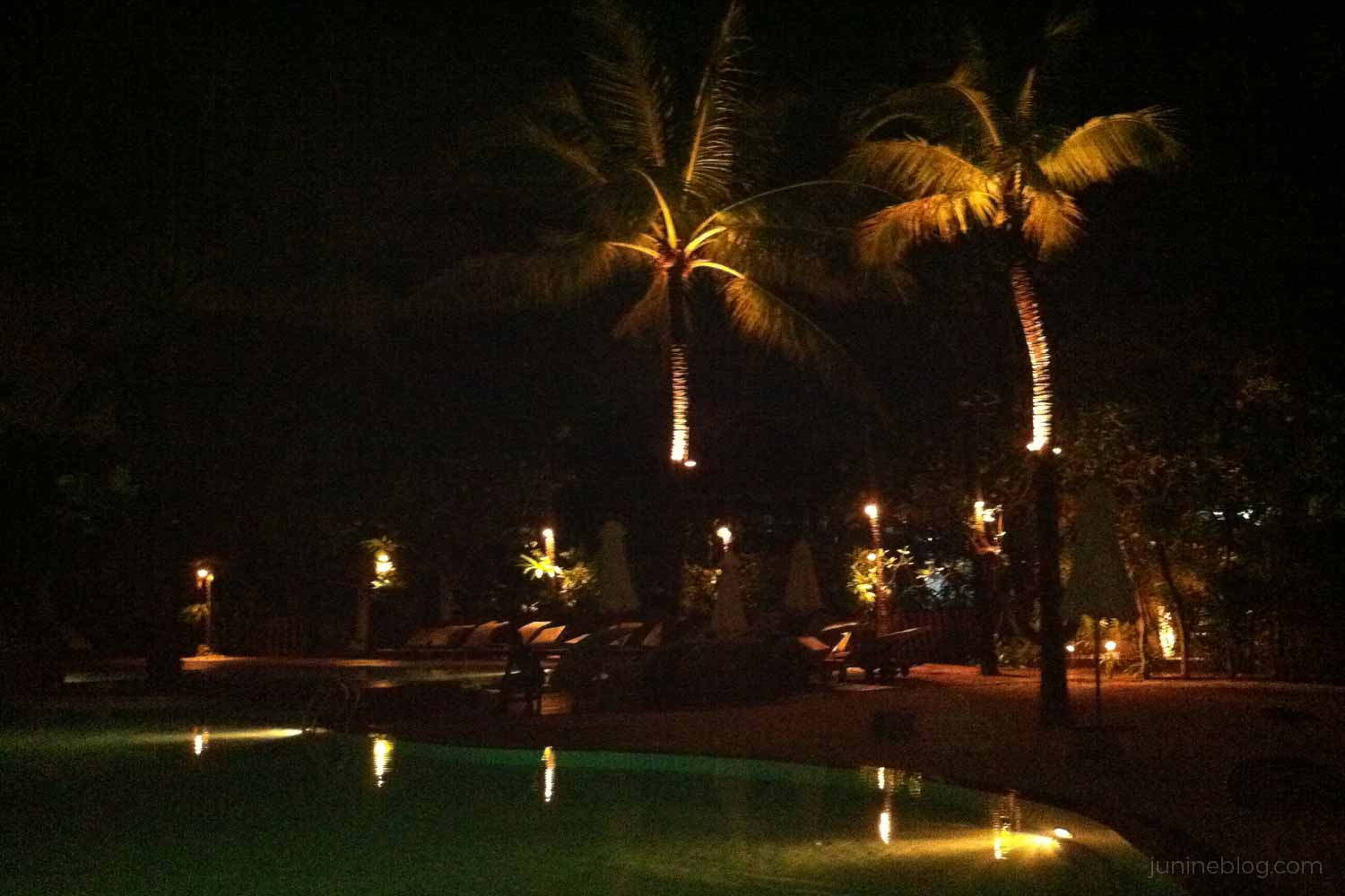 夜のホテルのプール。