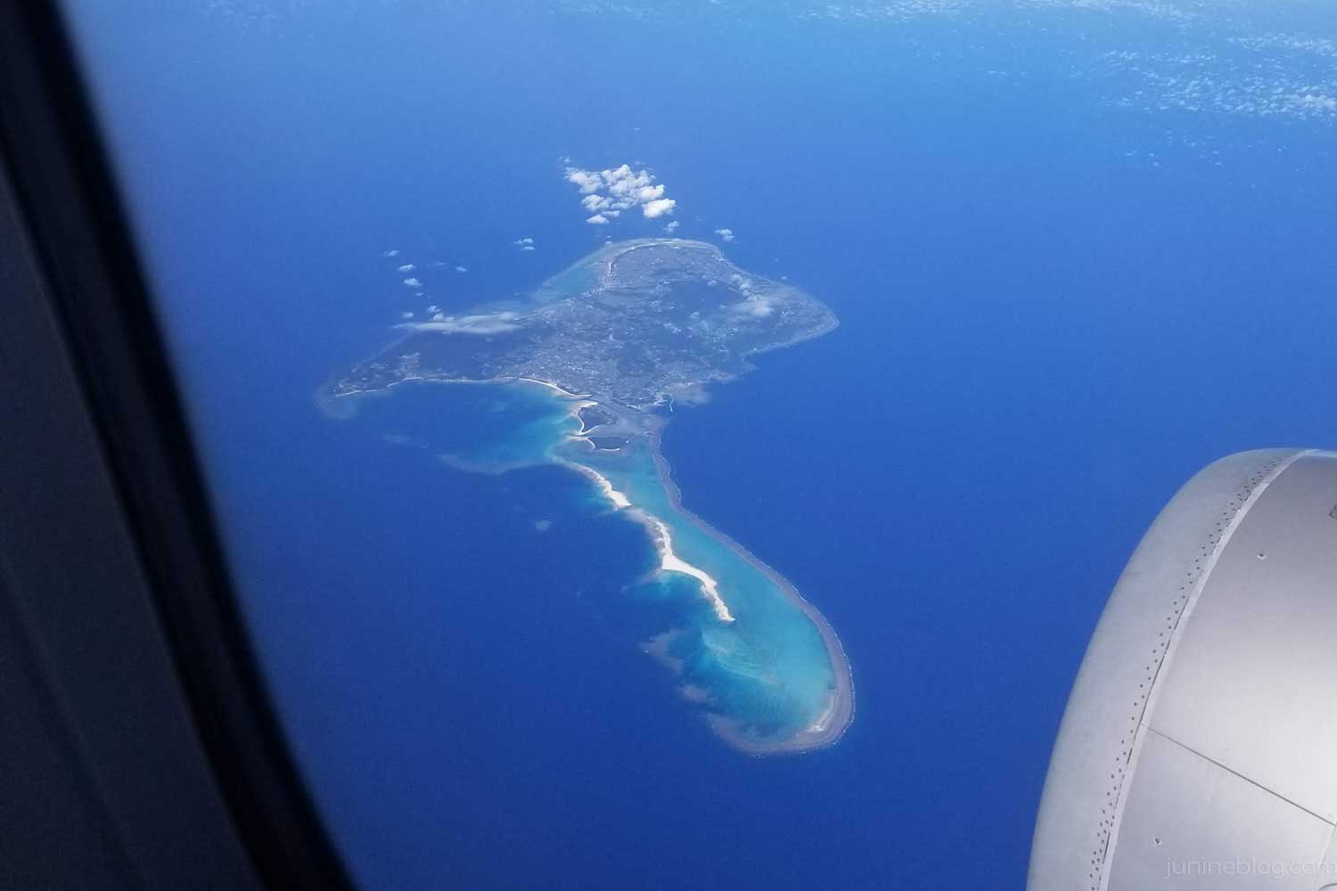 飛行機の窓から見る久米島
